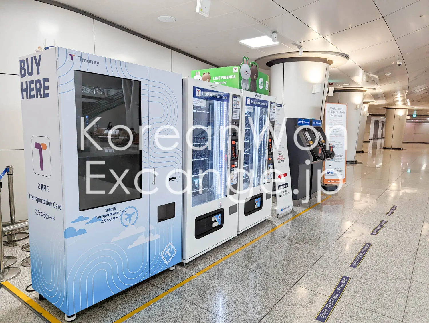 車站內並排的 T-money 交通卡儲值機，亦設置有 LINE FRIENDS 設計的售票機。